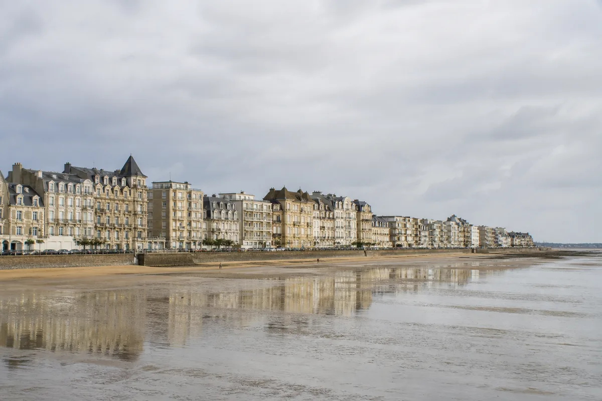 Front de mer d’une station balnéaire française avec bâtiments anciens en enfilade